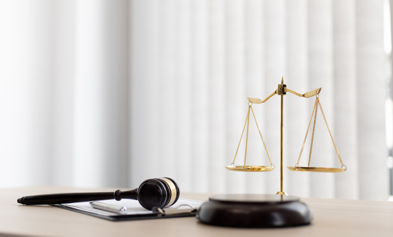 Balança da justiça sobre a mesa do escritório